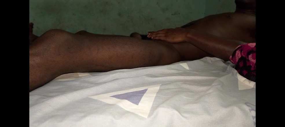 Masturbator emmy: Una sveltina da sola con il mio letto nell'altra stanza