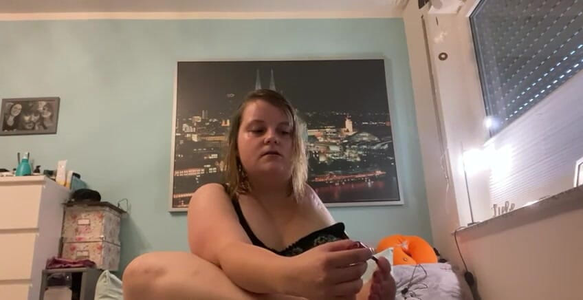 Deutsche Anna: Pintando meus pés em lingerie. Espero que você goste