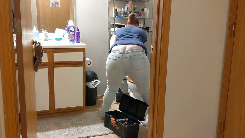 Sin Spice by Sophia Sinclair and Jasper Spice: Ženský instalatérský zadek