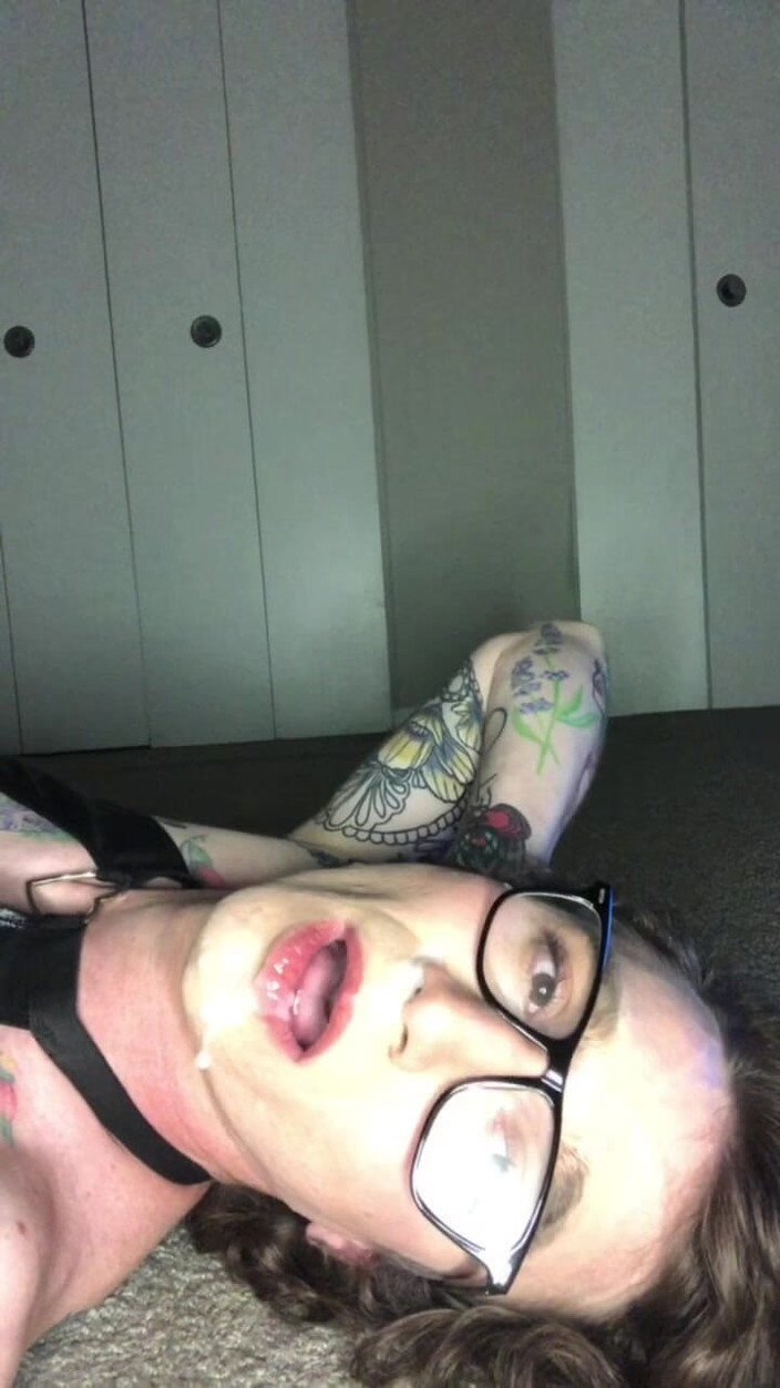 Tessa Rivers: Sissy tessa rivers đút đồ chơi vào mông và bắn tinh theo...