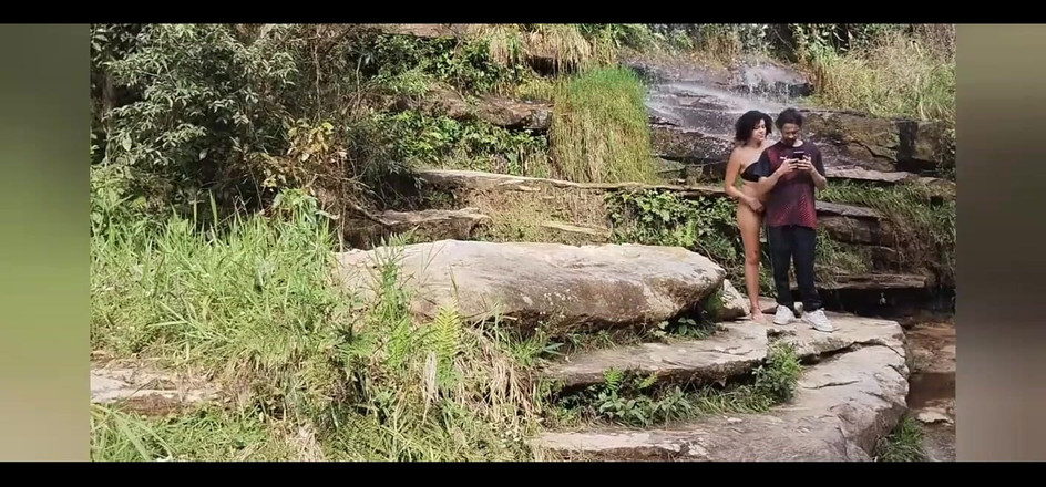 Bruxo fire: Potecă, cascadă și mult sex în public!