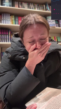 Boeken winkelen met mijn vibrator erin! Hopelijk kom ik niet te hard klaar!
