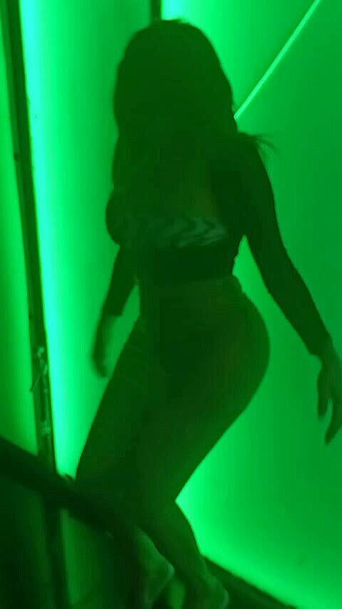 Barbietransxxxx: Waria pamer pantat di bar