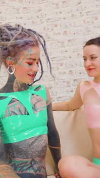 Doble domme sentada en la cara con Maz y Anuskatzz