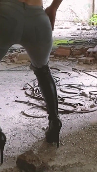 Bottes, jean et taquinage écrasé dans un bâtiment abandonné