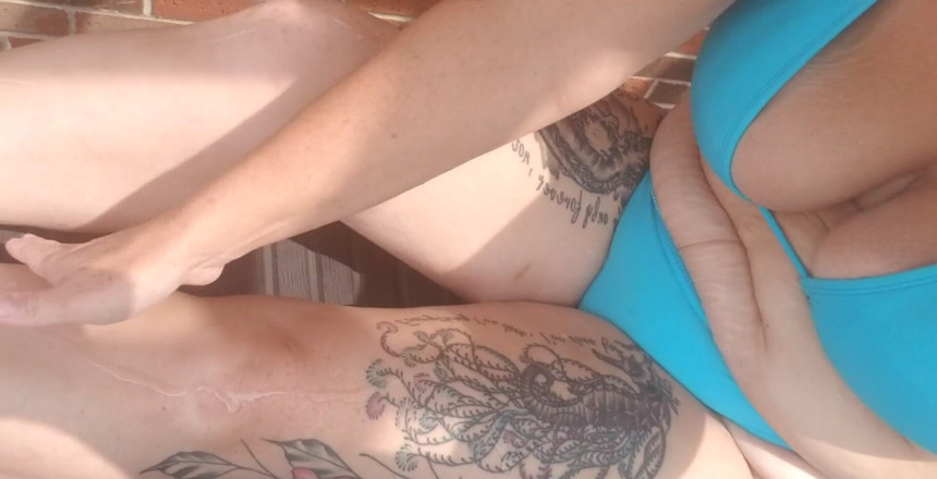 LittleSweetFeet: Cine vrea să mă ajute să-mi aplic ulei de soare?