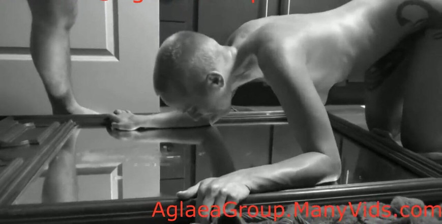 Nicky Rebel: Lízání čehokoli část 6: potetované všechny přírodní milf dominující paní E ukazuje Nicky...