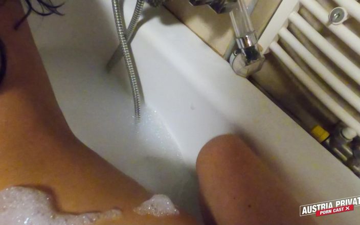 AustriaPrivat: Vanessa se fait baiser spontanément dans la baignoire