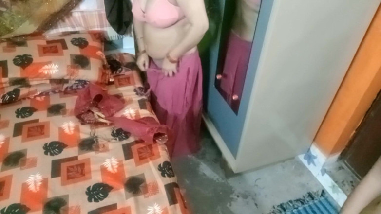 Manjushukla: Une très belle bhabhi indienne en sari rouge