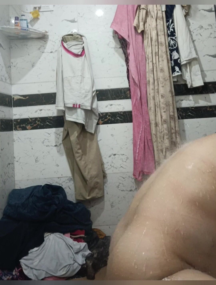 Priyahot77: Priya Bhabi Washroom Clean Video