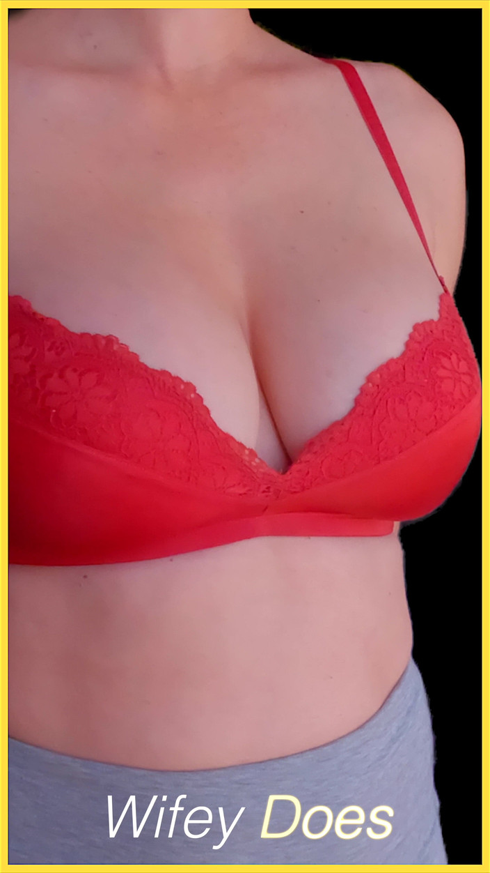 Wifey Does: Fru otrolig röd behå