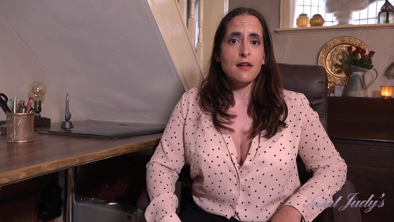 Aunt Judy's: Auntjudys - Твоя Грудастая Милфа-босс Lorelei Сосет Твой Член В Офисе (видео От Первого Лица)