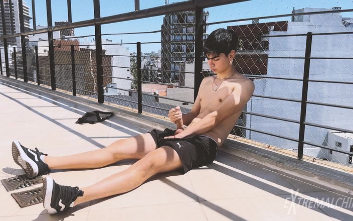 Extremalchiki: Çatı katında latin twink mastürbasyon yapıyor