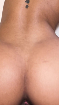 Lia lin benutzt ihre füße und muschi, um sie in pOV zu befriedigen