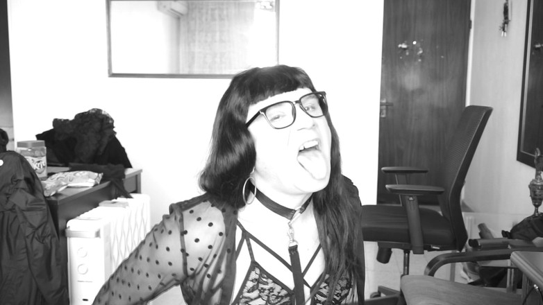 Voyager: Travestito in lingerie alla sfilata