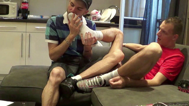 Sneaker Sex Kinky: Schwanzlutschen mit turnschuhen seines freundes