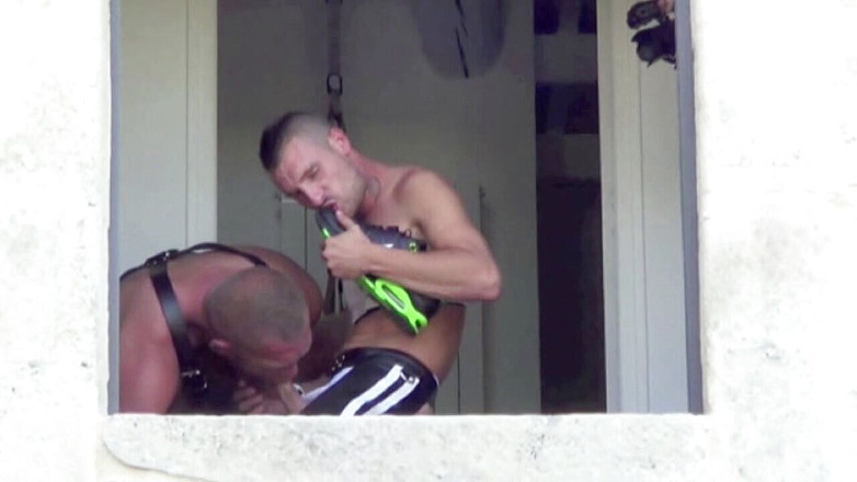 Sneaker gay: Twink ošukaná medvědem v kůži