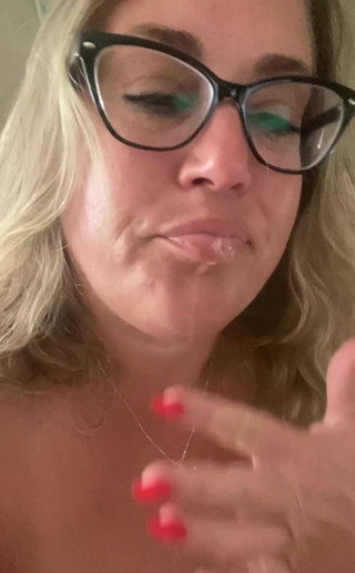 Lily Bay: 吐口水。LilyBay73