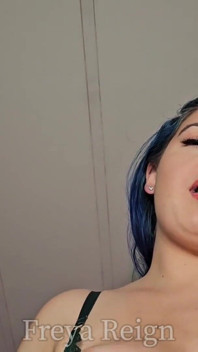 Dominatrix suave convierte la adoración corporal en un juego de respiración: restringida y respirada tomada por axilas peludas y grandes tetas
