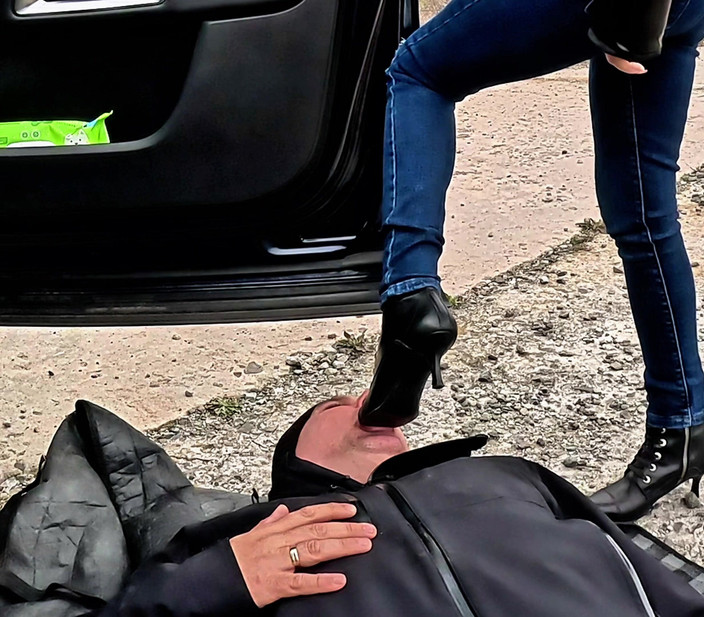 Mistressyammyboots: Keskin topuklarımı yala ve kirli tabanlarımı temizle