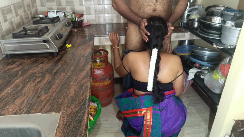 Inba: Suri rumah berkongkek di dapur