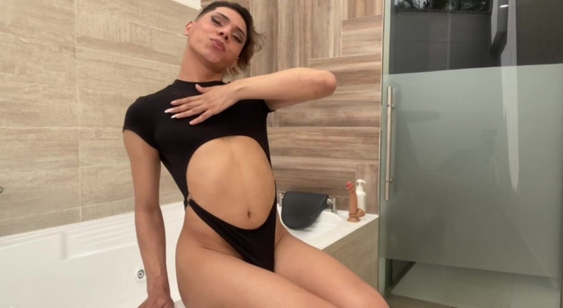 Marine Laveau: Gorący tyłek femboya zostaje zdetonowany przez wielkie, efektowne dildo