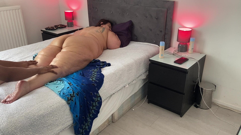 Daddykane: 콘돔 없이 마스크를 쓴 채 인생에서 가장 큰 흑인 자지로 바람을 피우는 마누라