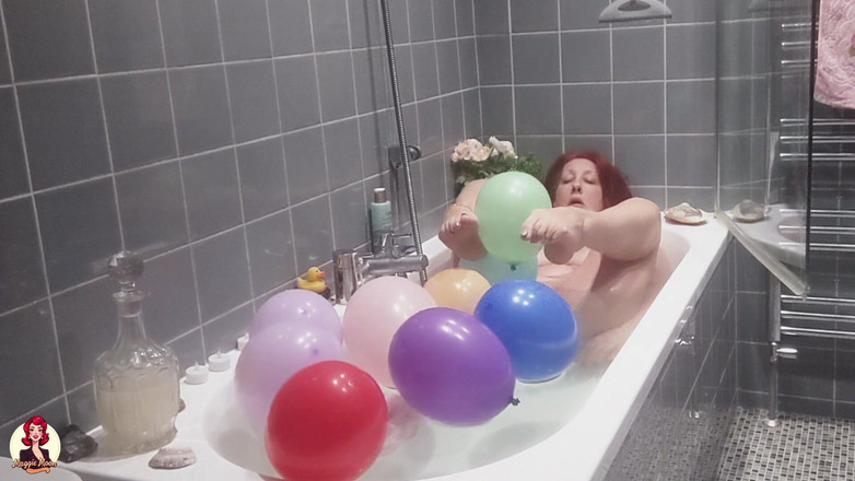 Maggie Moon: Tomando un baño y jugando con globos
