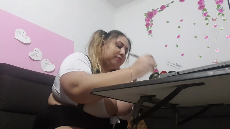 LoraBbw: Студентка ігнорує вас за домашнє завдання