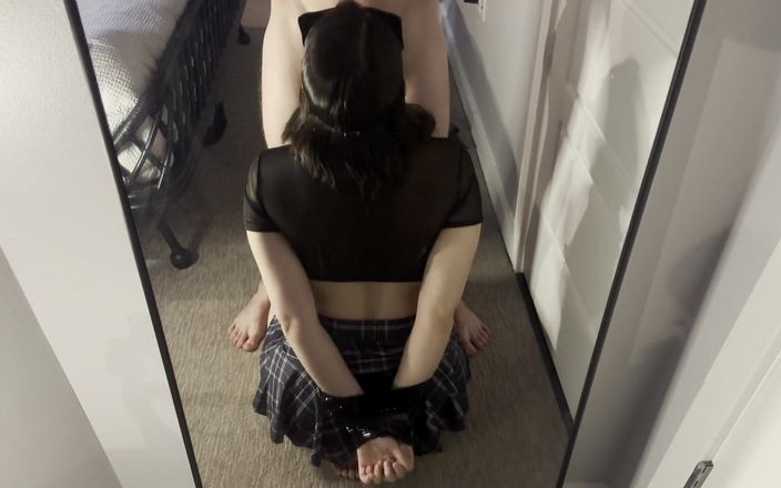 gabriellablows: Sexy svázaná studentka přinucena tvrdě stříkat, pak saje a šuká, aby...