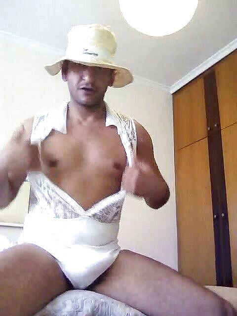 Boy top Amador: Oblečení mého hosta mě udělalo velmi nadrženým