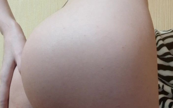 ElzaKom: Lida under Elza Kom's ass