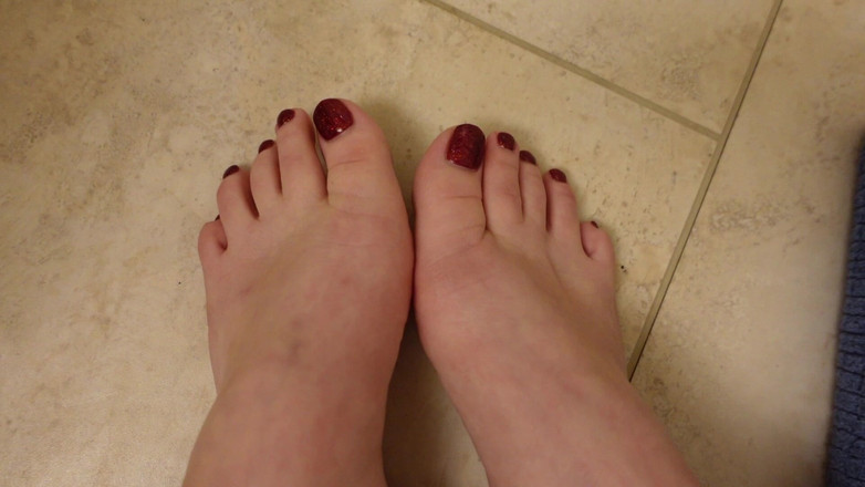 Deanna deadly: Snelle nieuwe Pedicure pronk met glitterrode teennagels