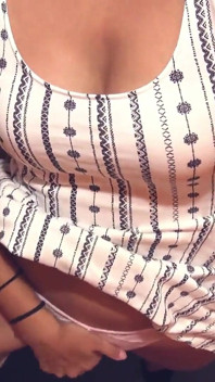 Hintli seksi kız banyoda mastürbasyon yapıyor ve boşalıyor
