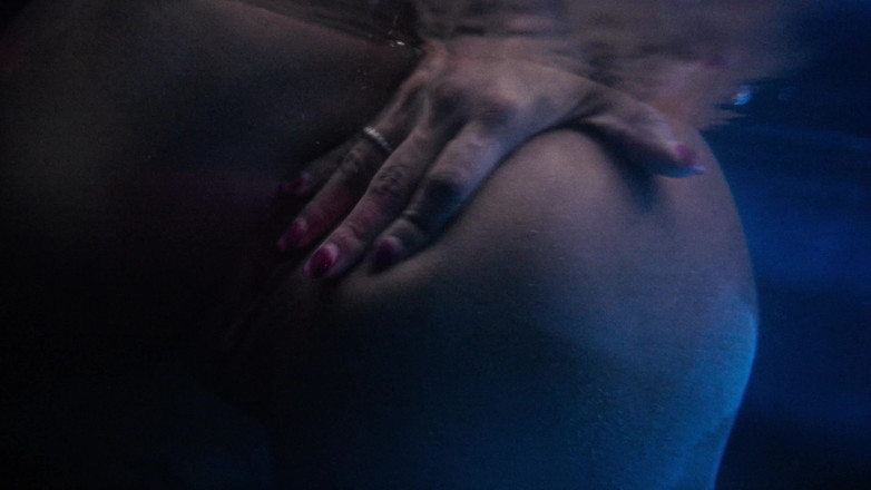 BrandySalazar: Cachonda latina junto a la piscina plug anal play hasta...