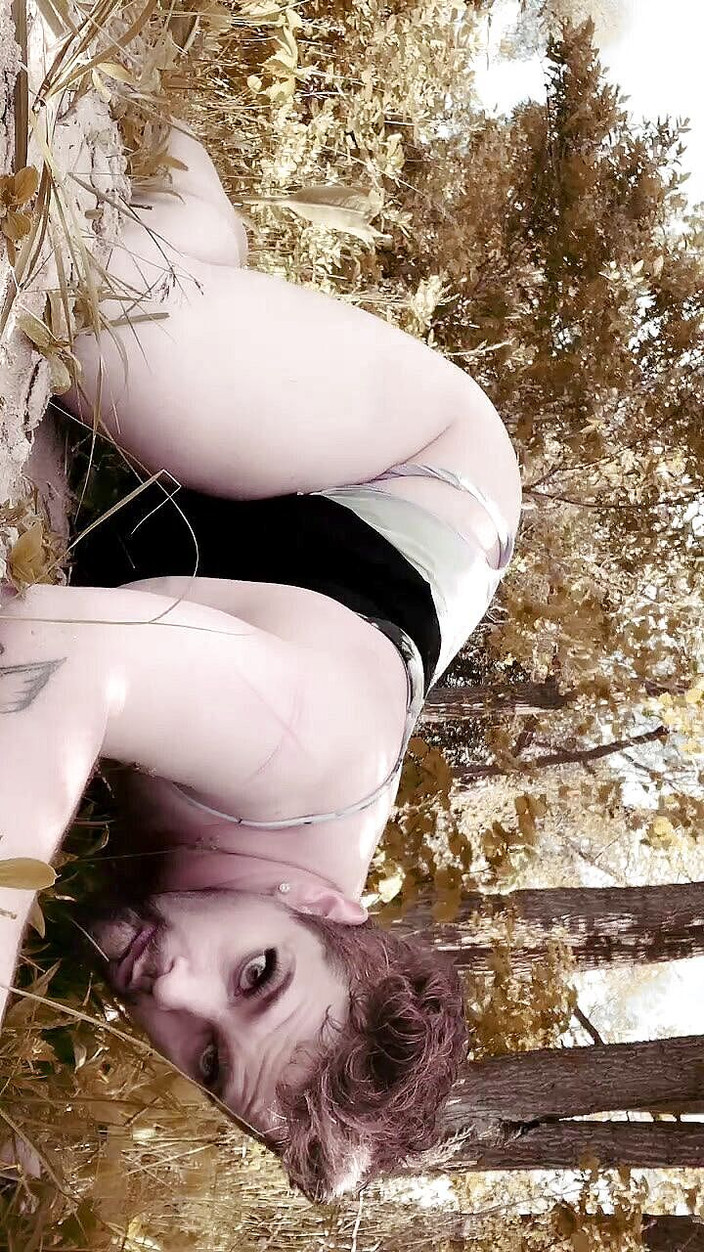 King Of Crossdress: Plajda insanların yanında tehlikeli pozlar 4 u