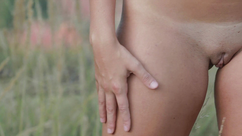 XCZECH: Sharon Cherry - 两个女孩在日落时展示阴户