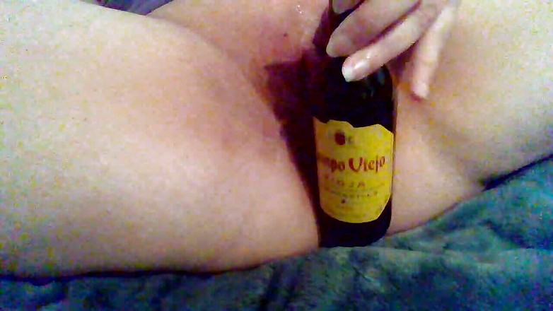 Lottie_bee: 4 flessen neuken mijn poesje