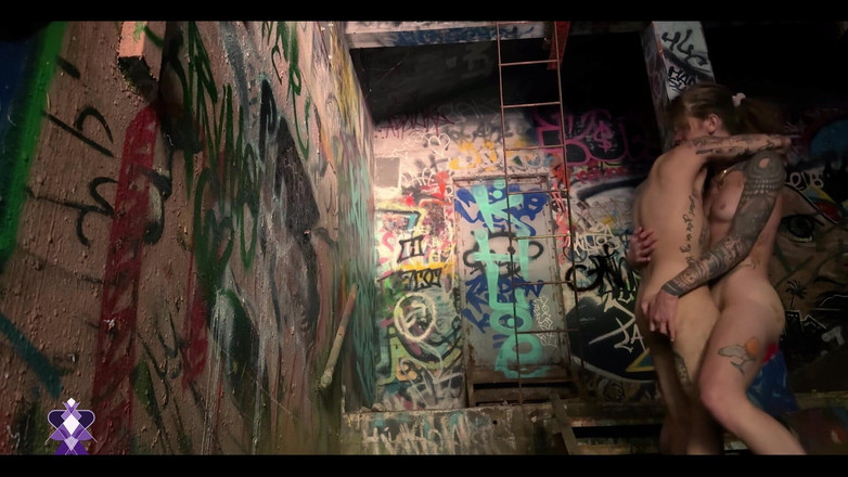 Gray Perrier: 变性女孩在一个废弃的动力装置中公开操一个变性人