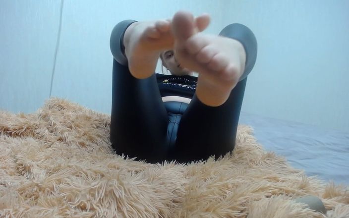 JuiceLussie: Cô gái tuổi teen khoe chân