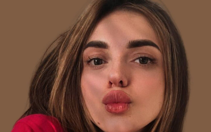 theBLADD: 诱人的角质美眉自慰温柔的阴户直到多汁的高潮