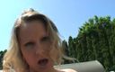 Rada video productions: Bir sarışın bahçede seks oyuncağıyla mastürbasyon yapıyor
