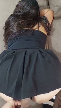 의붓여동생이 미니스커트를 입은 걸 봤는데, 팬티에 문지르지 않을 수 없었어요
