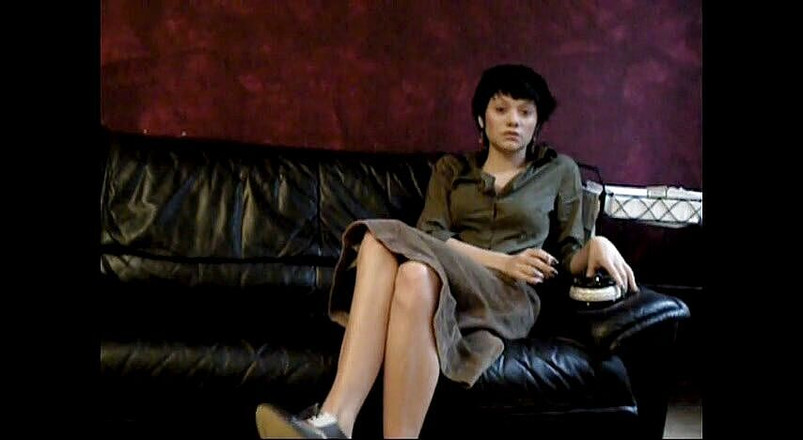 Femdom Austria: Чорноволоса тінка курить сигарету