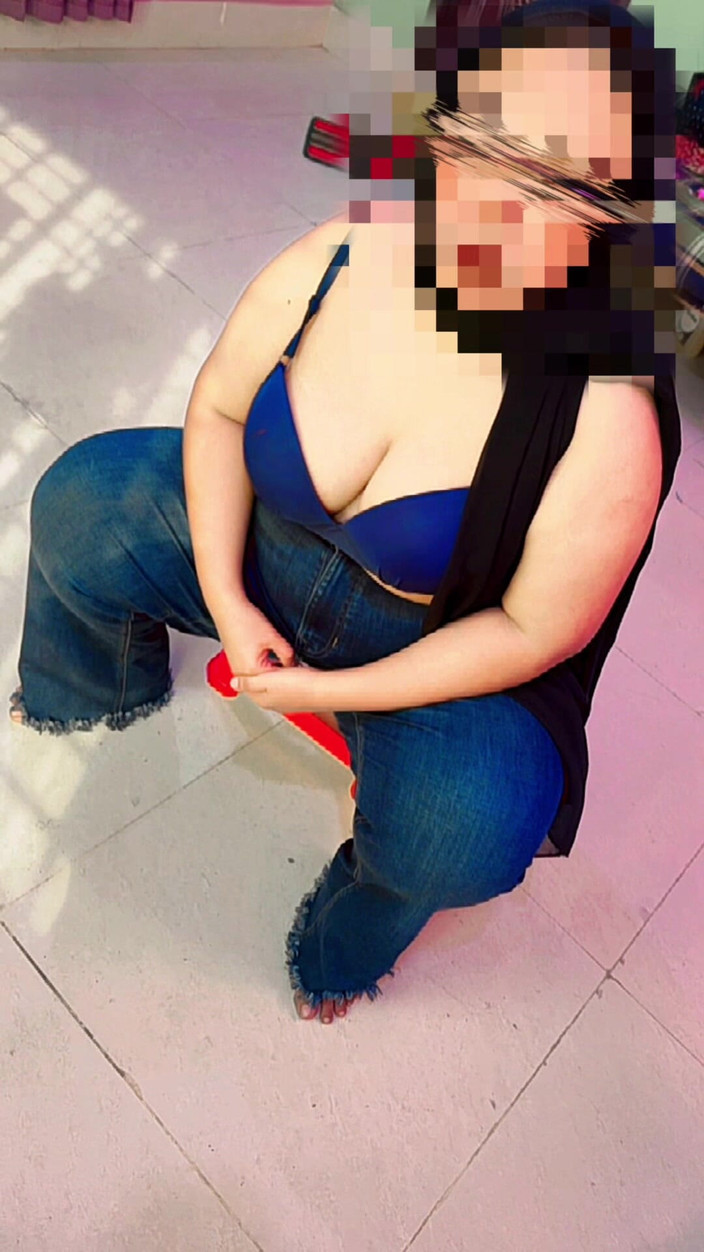 Aria Mia: Una bella bbw araba musulmana si spoglia del suo vestito...