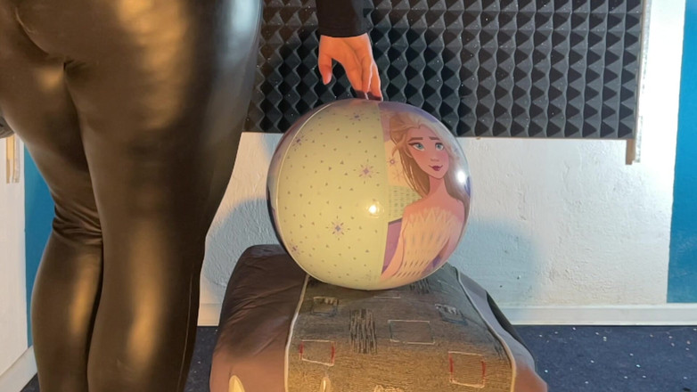 BeachBallsDuo: Lucy SIT चमकदार काली पैंट में 12 50 सेमी ग्राहक ने समुद्र तट बॉल्स चुनी! स्लोमो के साथ 2 कैमरा