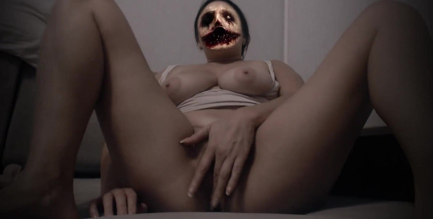 Erica Sweet: Девушка-зомби мастурбирует