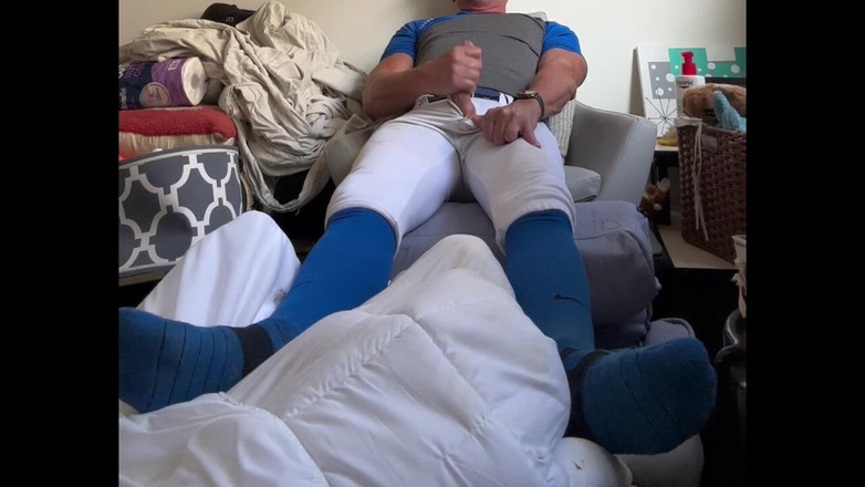 JockDad87: Pemain besbol alfa Jockdad87 menyemburkan jocknya ke dalam gear birunya.