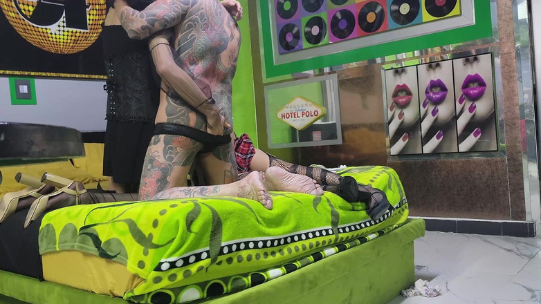 Crystal Phoenix: Homem Tatuado Fode Duas Meninas Trans