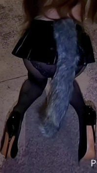 Super mooie, sexy, schunnige, gehoorzame vrouw in kousen en hoge hakken, die haar missie, autoseks en interne ejaculatie showt
